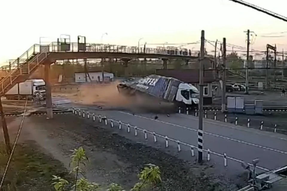 За мгновение до столкновения мимо проезжал поезд. Фото: https://vk.com/bgdn4