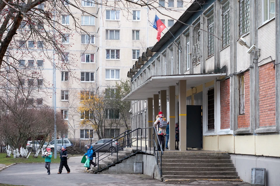 Александр Беглов распорядился усилить меры безопасности в петербургских школах