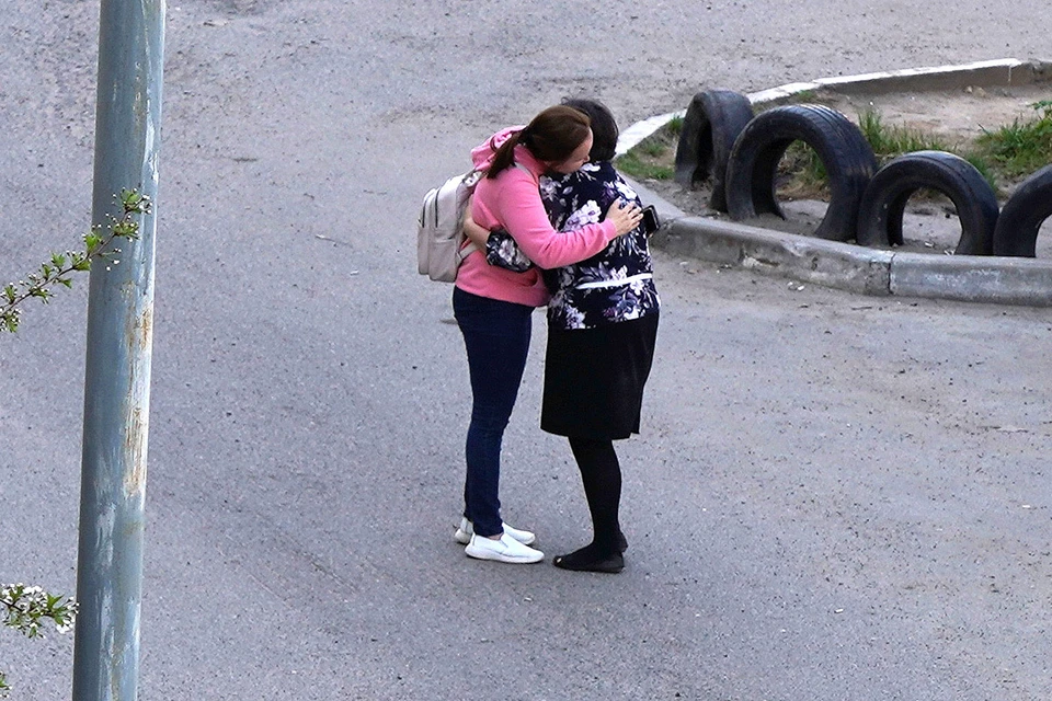 Мама обнимает дочь у школы №175 в Казани.