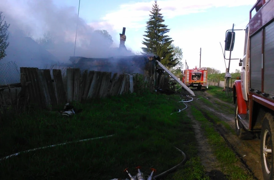 В жилом доме обрушилась кровля, сгорели личные вещи, закоптились стены