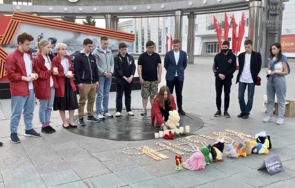 В Тюмени почтили память жертв казанского стрелка. Фото - ТРО "Молодой гвардии".