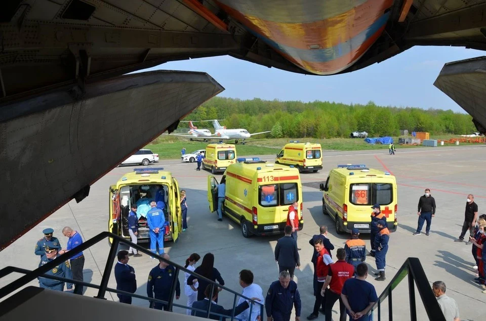 Самолет с пострадавшими при стрельбе в школе в Казани сел в Жуковском
