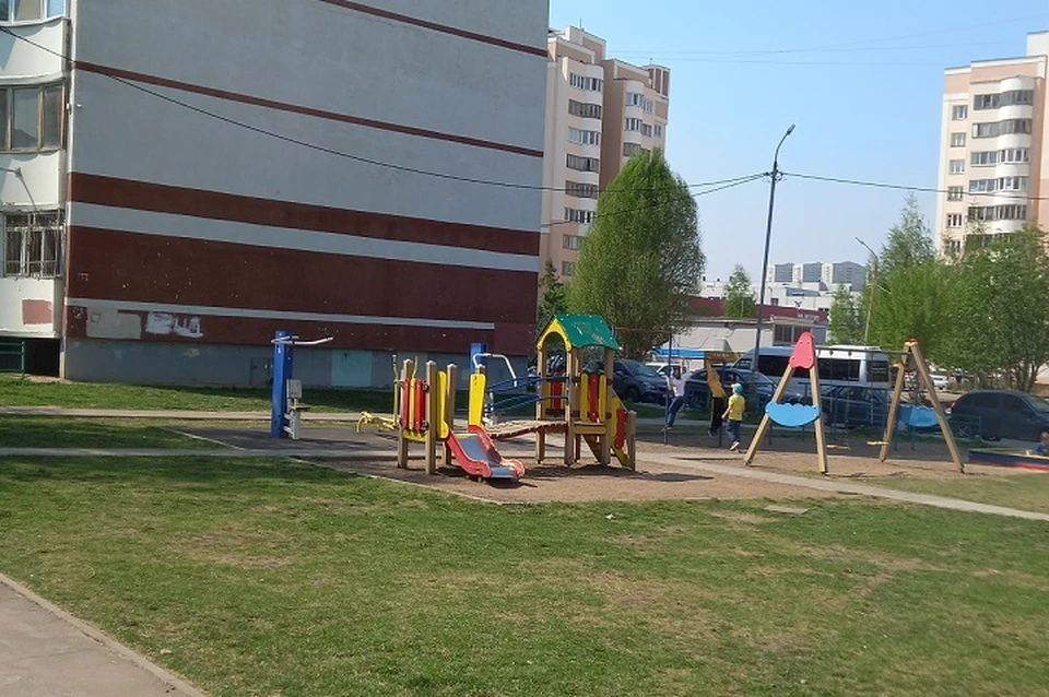 Детская площадка находится аккурат между домом и школой.