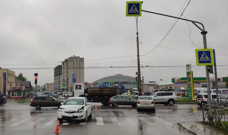 В столкновении легковушек пострадал один из водителей