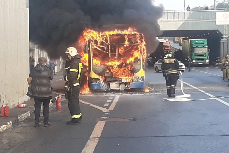На Московском шоссе сгорел троллейбус 1-го маршрута. Фото: Вячеслав Дорожкин.