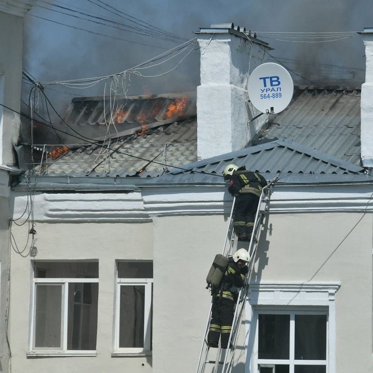 В центре Екатеринбурга загорелась одна из первых жилых многоэтажек города -  KP.RU