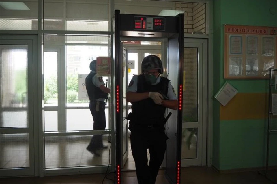 Также в этой школе безопасность обеспечивают сотрудники ЧОПа, стоят металлорамки и видеокамеры. Фото: rosguard.gov.ru