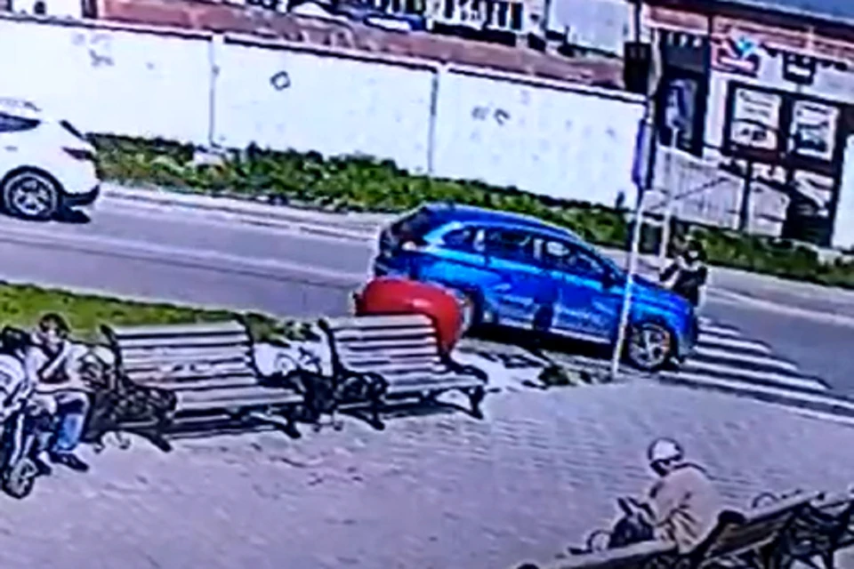 Водитель "Лады" сбил девушку на пешеходном переходе. Фото: стоп-кадр.