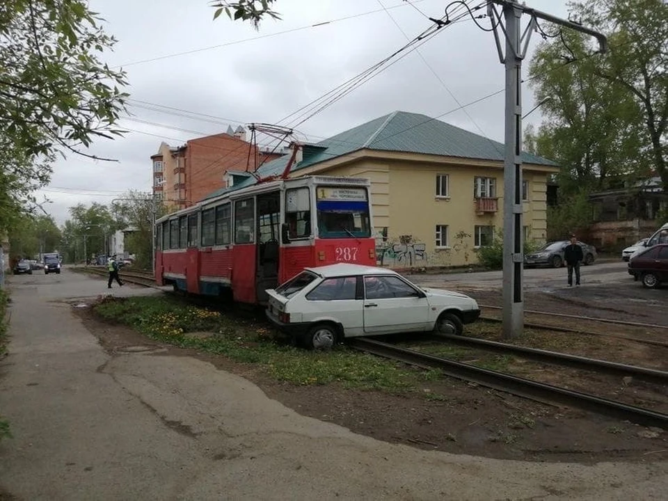 74-летнюю пассажирку отечественного автомобиля для осмотра доставили в больницу. Фото: https://vk.com/tomsk123
