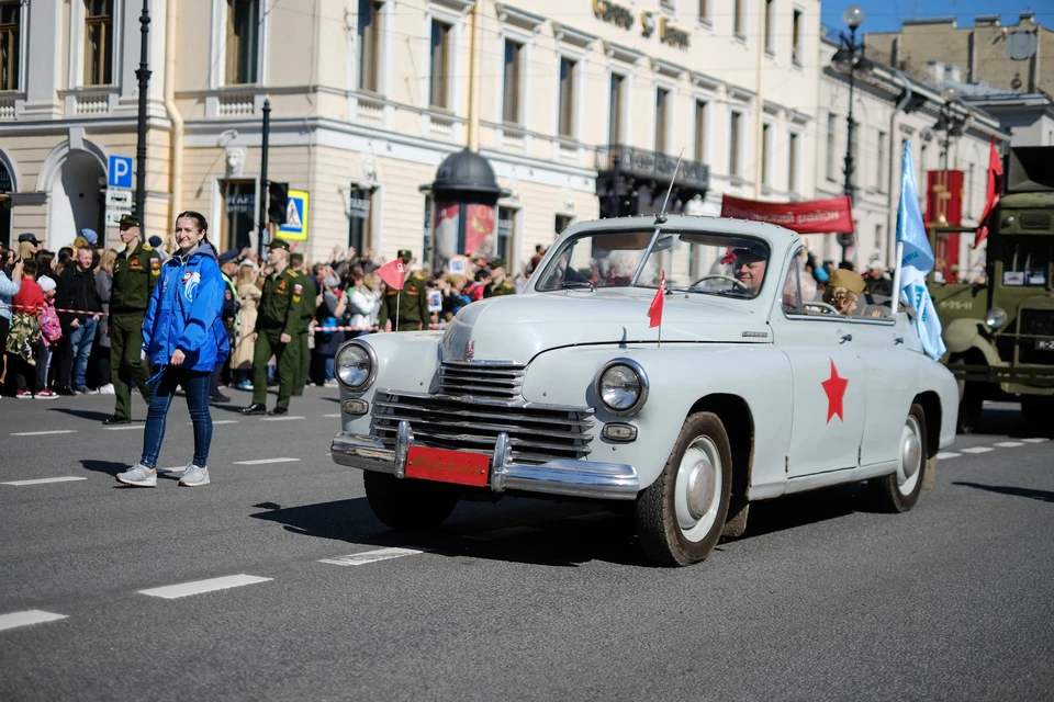Исторические автобусы и троллейбусы, а также раритетные автомобили прокатятся по Невскому проспекту.