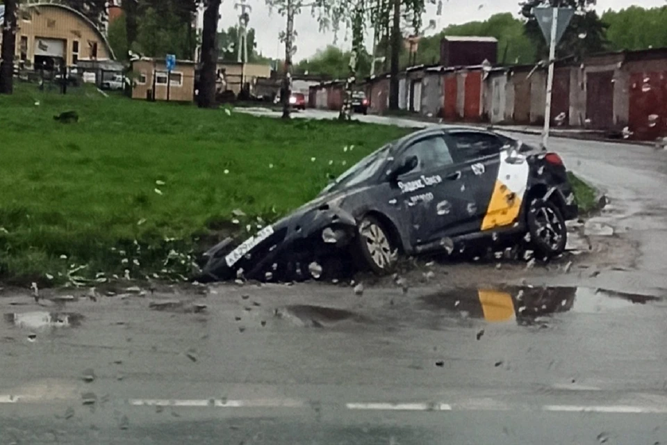 В Новосибирске водитель такси вылетел с дороги в кювет и застрял. Фото:"АСТ-54".