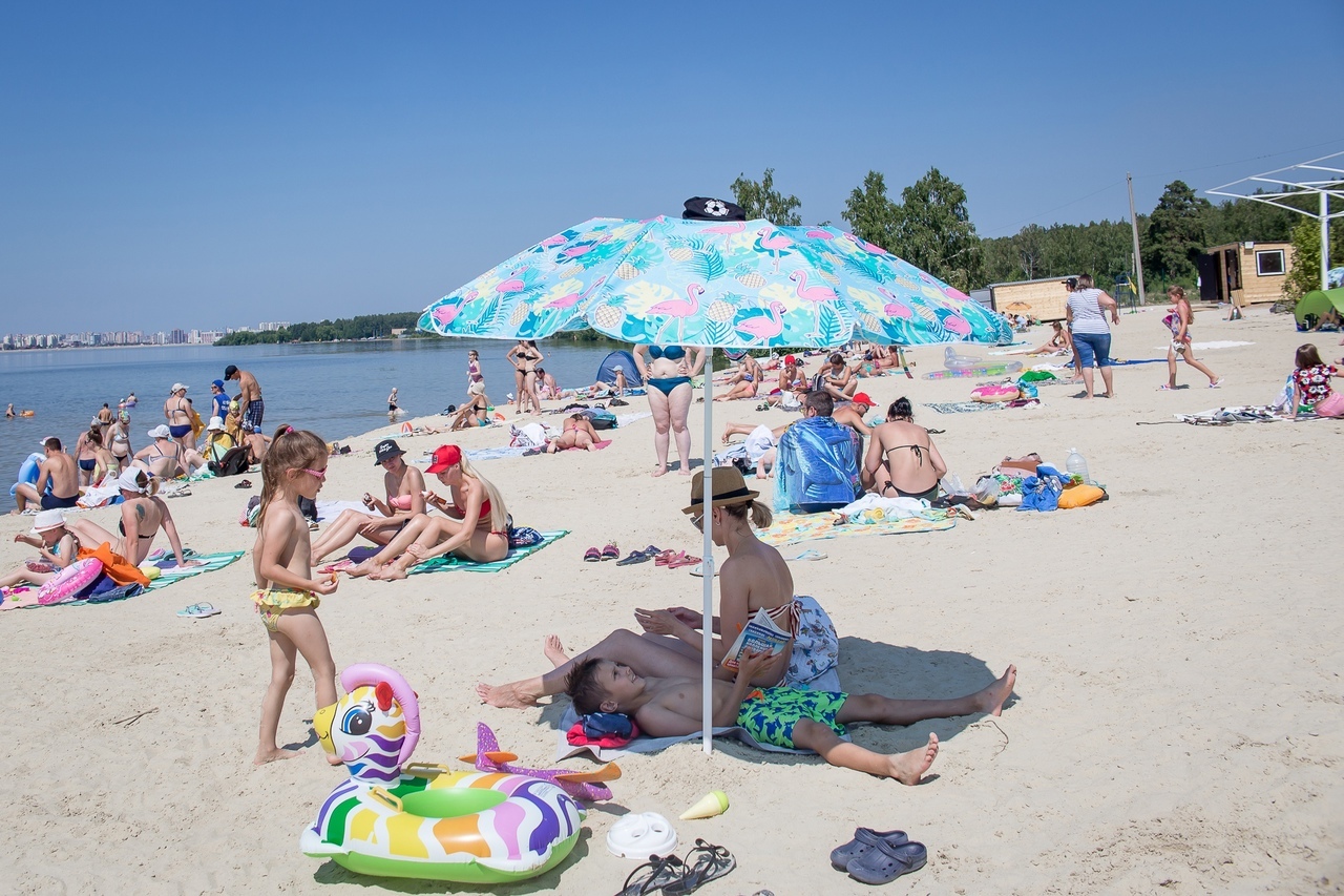 Фото пляжи челябинска. Пляж Смолино Челябинск. Первое озеро Челябинск пляж. Оборудованный пляж. Городской пляж Челябинск.