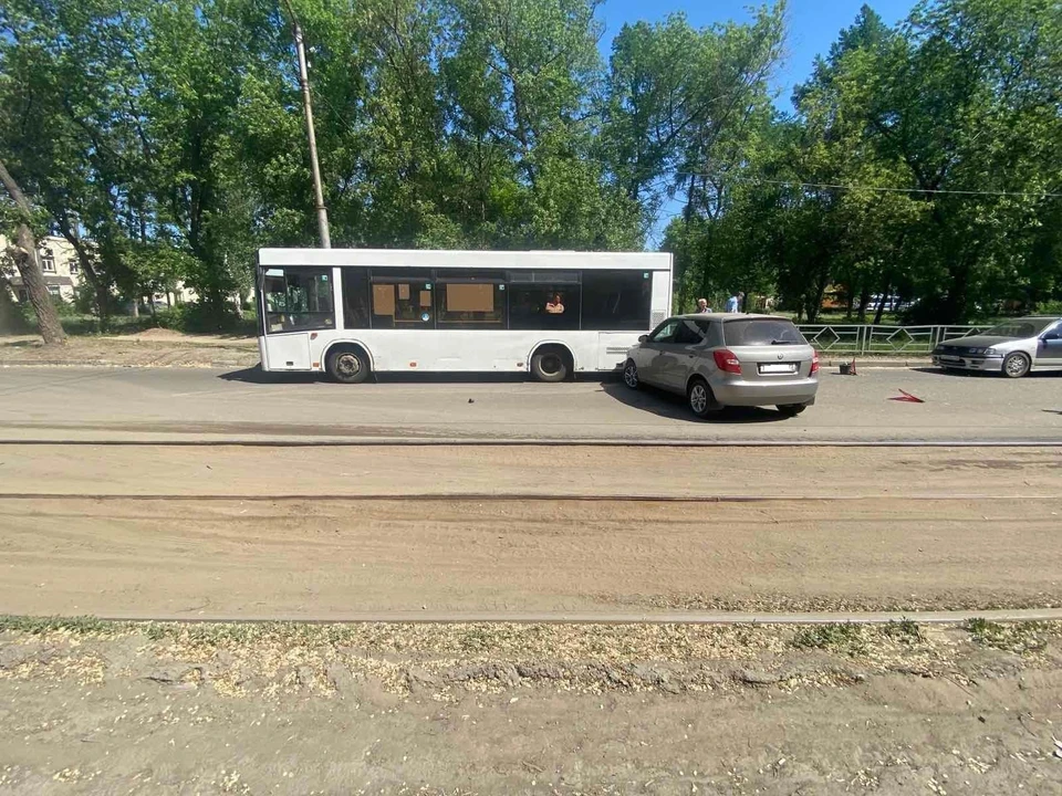 Водитель потерял управление и врезался в стоящий вдоль обочины автобус Фото: ГУ МВД по Самарской области