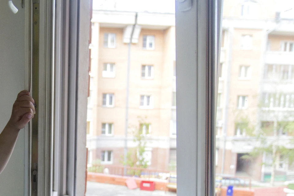 Кировчан просят не оставлять без присмотра детей в комнатах с открытыми окнами.