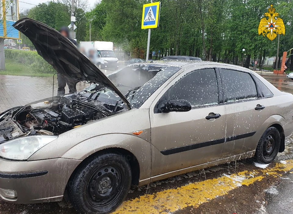 В центре Рославля загорелся автомобиль Ford Focus. Фото: ГУ МЧС России по Смоленской области.