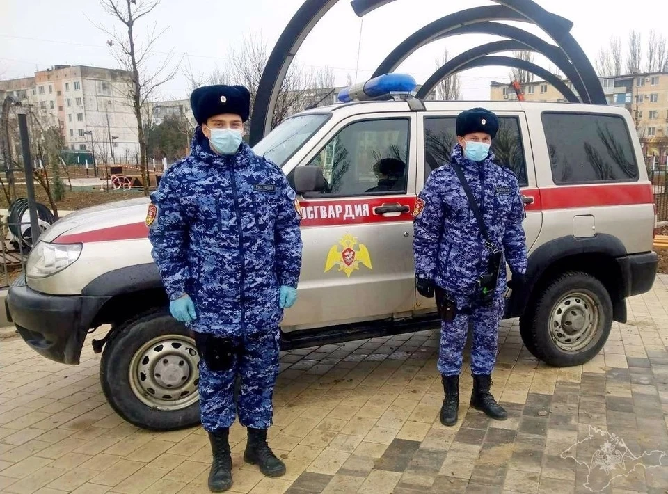 На место инцидента прибыл сотрудники ГИБДД, которым передали нарушителя.