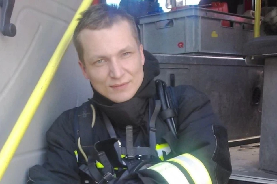 Пожарный пострадал в огне, спасая людей