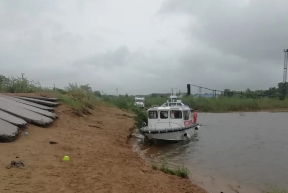 Водолазы и спасатели ищут ребенка в реке в Хабаровске