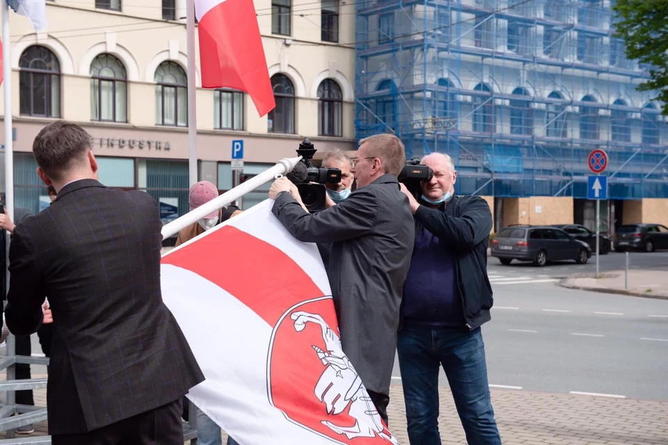 Мэр Риги на чемпионате мира по хоккею заменил флаг Белоруссии на оппозиционный. Фото: Twitter @edgarsrinkevics