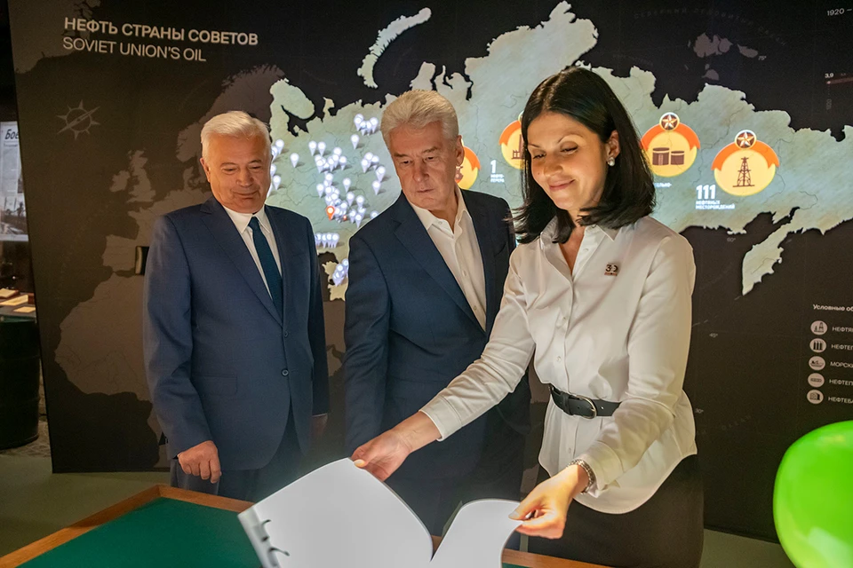 Сергей Собянин и президент Лукойла Вагит Алекперов открыли музей нефти на Сретенском бульваре.