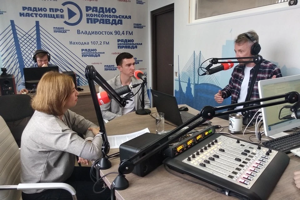 Александр Бондяев и Светлана Демиденко в студии радио «Комсомольская правда - Владивосток».