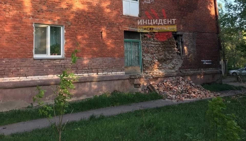 В Омске стена жилого дома продолжает обрушаться.