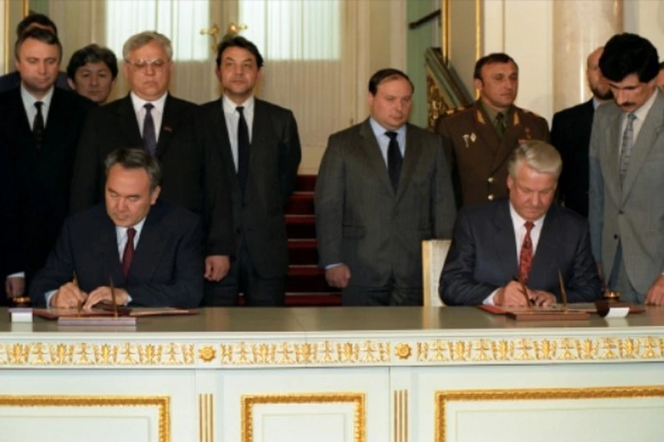 Борис Ельцин и Нурсултан Назарбаев подписывают в Москве Договор о дружбе, сотрудничестве и взаимной помощи, 25 мая 1992 года. Фото пресс-службы посольства РК в РФ kazembassy.ru
