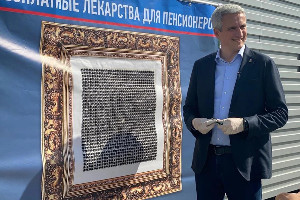 Арт-перфоманс прошел в поддержку инициативы члена Общественной палаты РФ Евгения Нифантьева, выступающего за обеспечение пенсионеров бесплатными лекарствами. Фото: Галина БРОДСКАЯ.