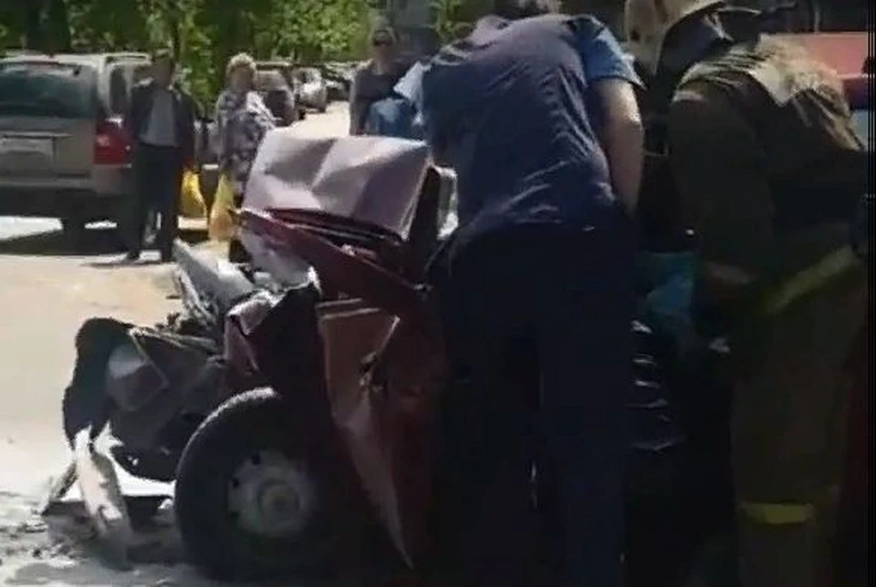 В Рыбинске машина столкнулась с автобусом. Скриншот с видео, группа "Рыбинск ДТП ЧП" Вконтакте