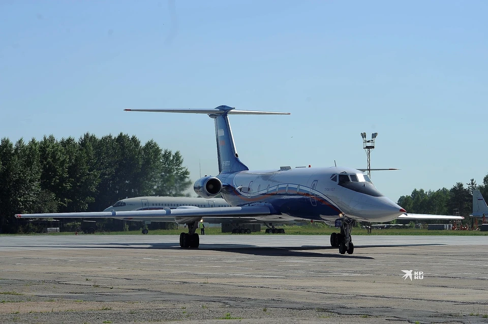 Самолет ТУ-134 перевозит личный состав вооруженных сил. Иногда эти "крылатые машины" участвуют в авиапараде