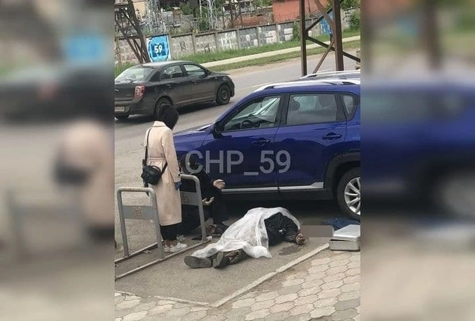 Эксперты осматривают место происшествия. Фото: @chp_59