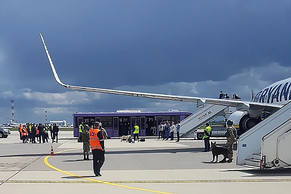 Европейские страны отреагировали на с самолетом Rayanair, который экстренно сел в Минске.