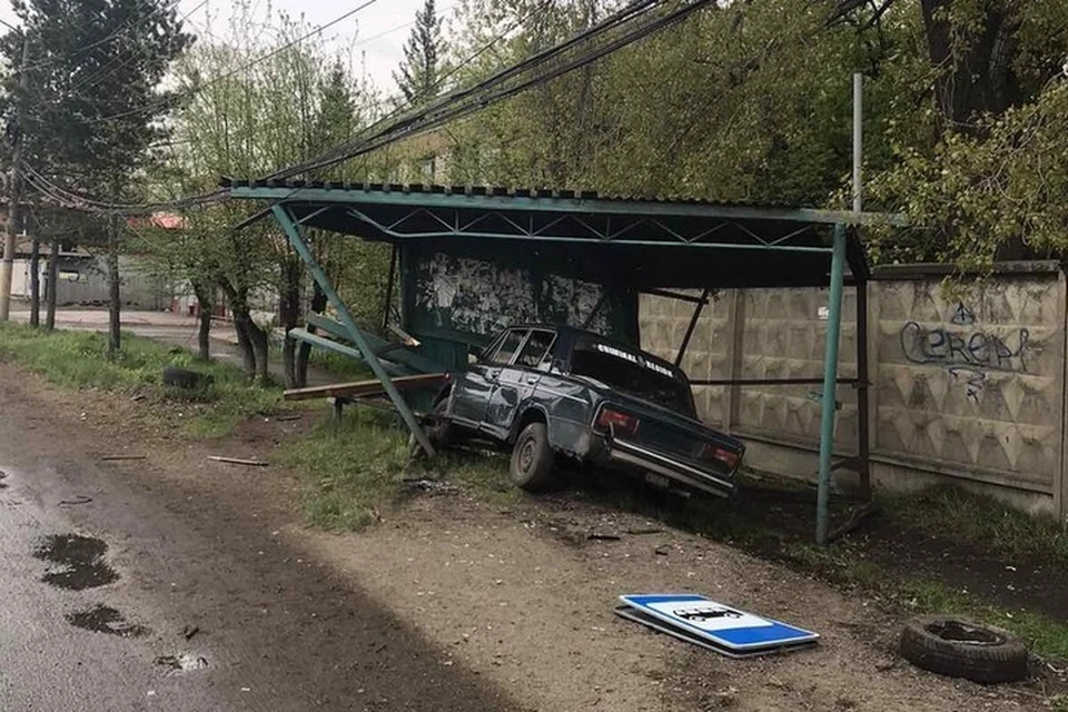 В Канске пьяный подросток на ВАЗе снес автобусную остановку. Фото: ГИБДД
