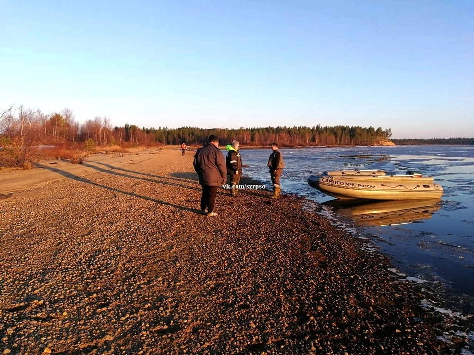 Спасатели по чистой воде дошли до нужного участка берега Верхнетуломского водохранилища. Фото: vk.com/szrpso