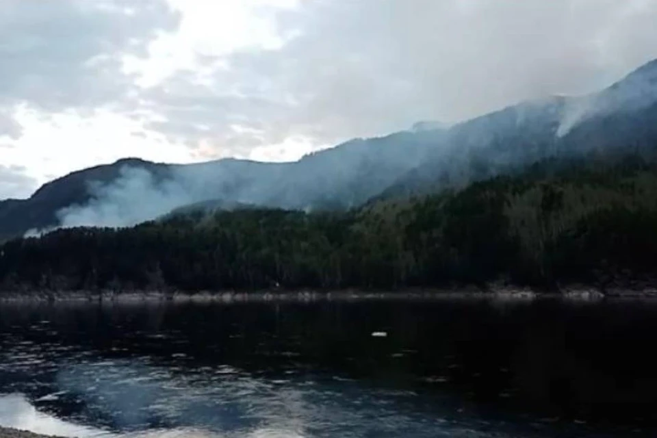 Лесной пожар не несет опасности поселку Мамакан в Иркутской области