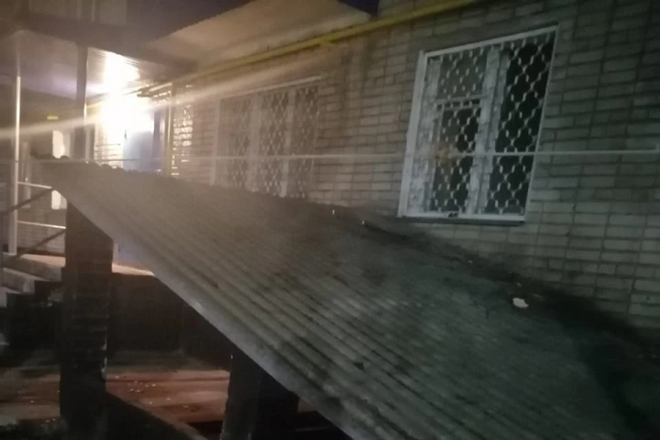 Ребенок упал на козырек входа в подвал.