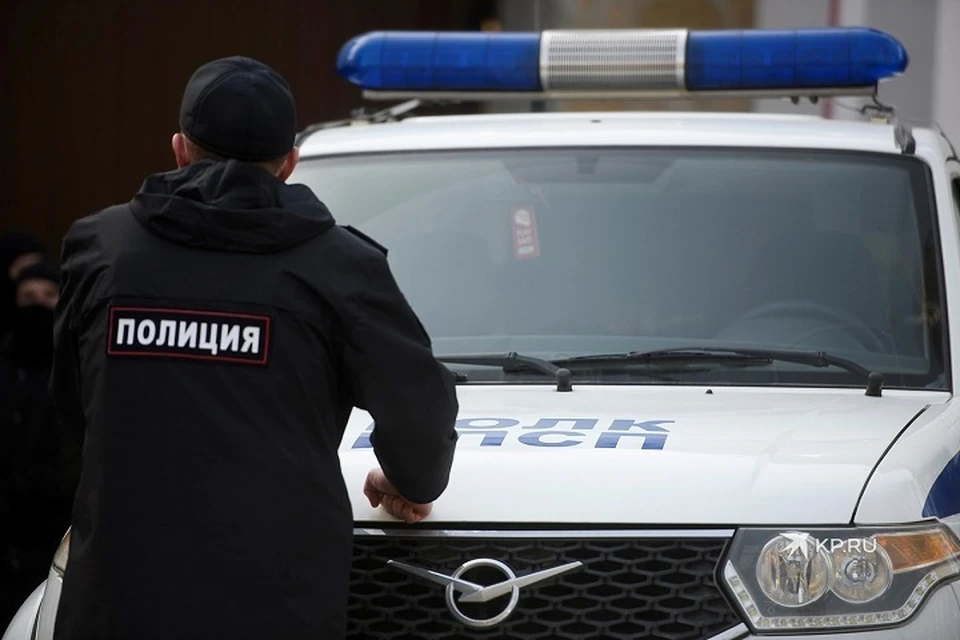 Личность мужчины, скончавшегося на площадке, сейчас устанавливают полицейские