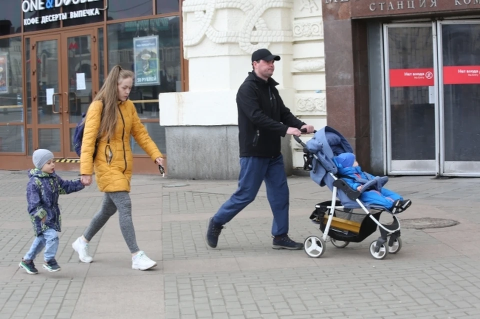 Жители России рассказали, сколько им нужно денег на содержание ребенка в месяц