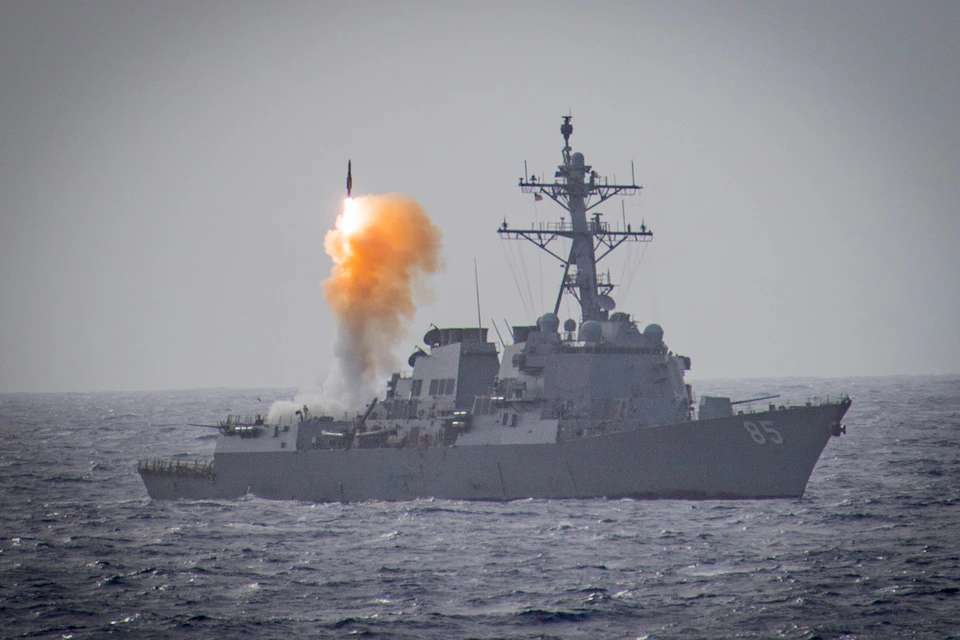Ракетный пуск с борта американского военного корабля в Тихом океане.