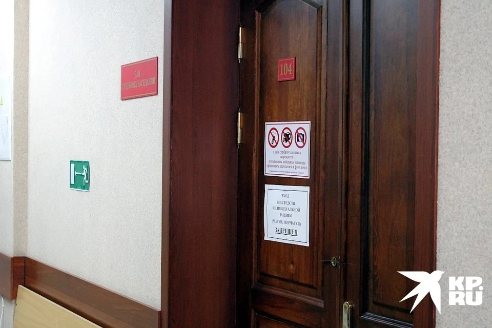 В Тверской области судят подозреваемого в убийстве из-за 10 тысяч рублей.