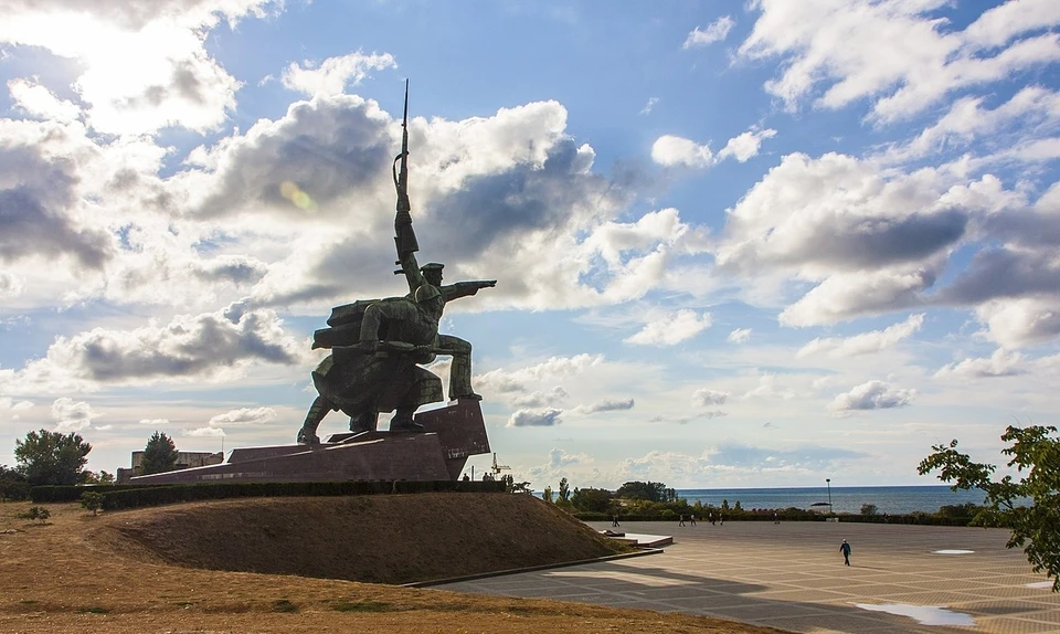Скульптура, установленная в память тем, кто сражался за город в годы ВОВ, стала одним из символов Севастополя. Фото: свободная энциклопедия "Википедия".