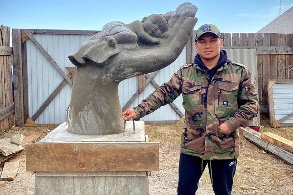 В Туве установили скульптуру в память о замершей насмерть 7-месячной малышке. Фото: Айдын Монгуш