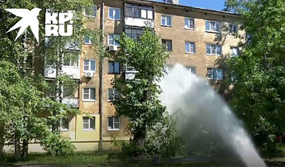 «С доставкой в окна»: Фонтан бил в окна третьего этажа на Московском шоссе.