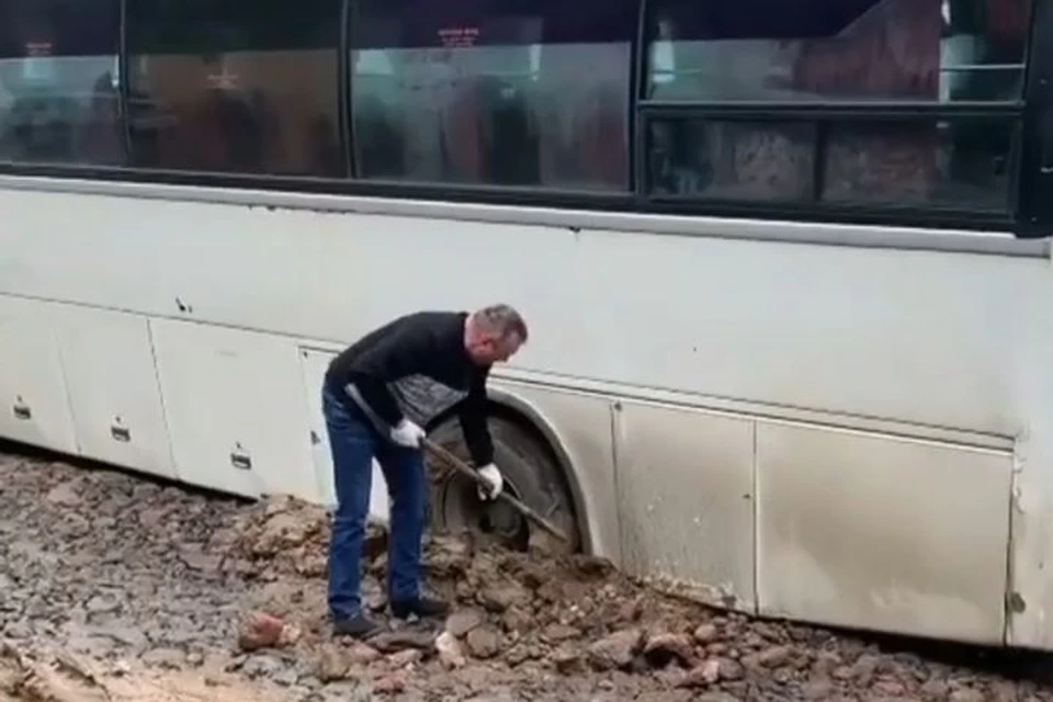 Водителю пришлось откапывать автобус.