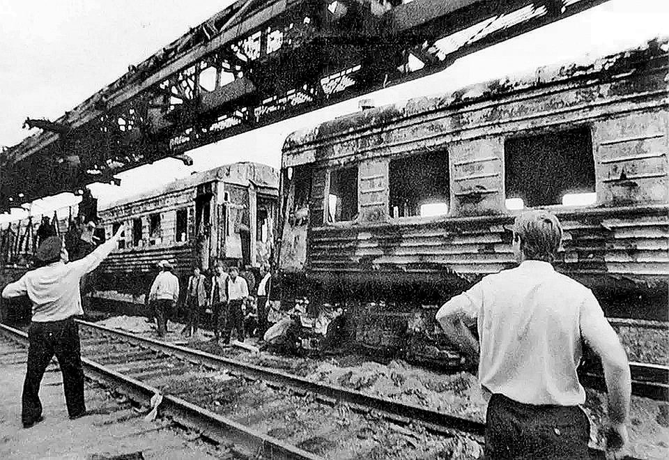 Взрыв раскидал вагоны, в которых мирно спали люди. Фото: архив Юрия Вишни