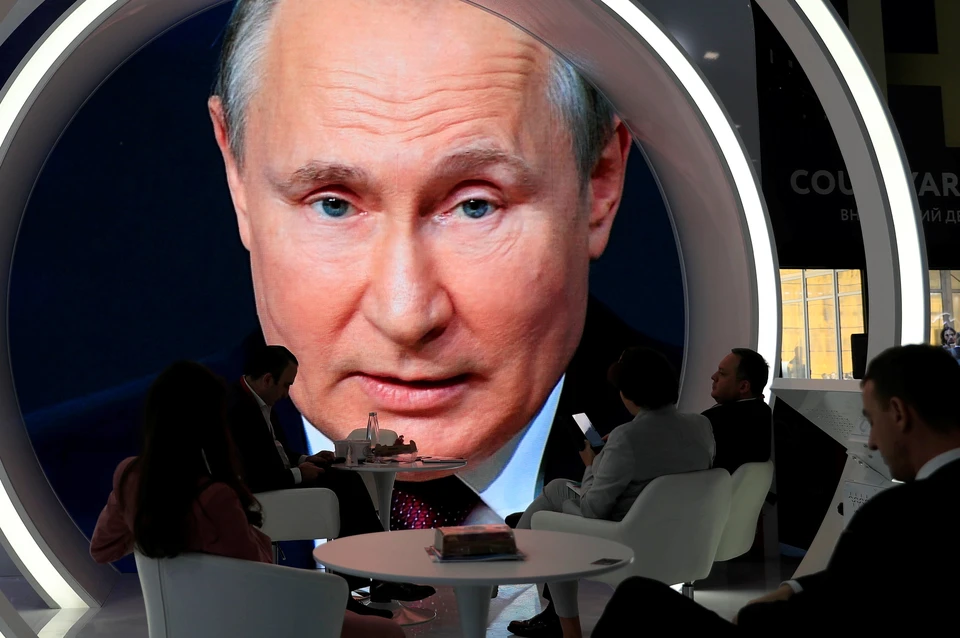 Путин попросил отработать вопросы вакцинации мигрантов в России