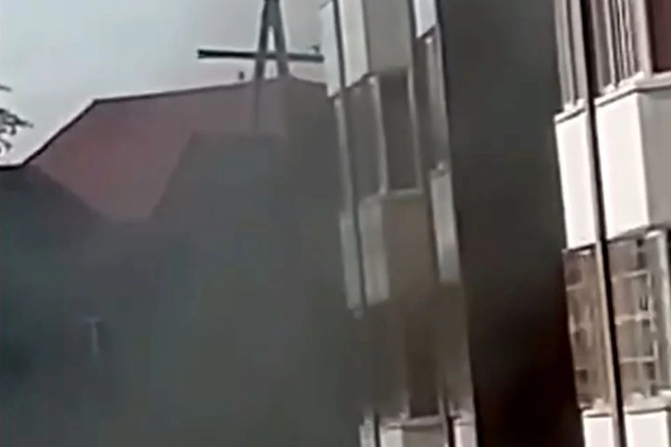 Дымом заволокло всю территорию рядом с домом