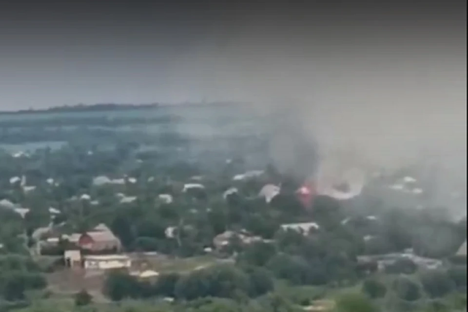 В Ростовской области загорелась бесхозная постройка. Фото: "Подслушано в Каменске-Шахтинском"