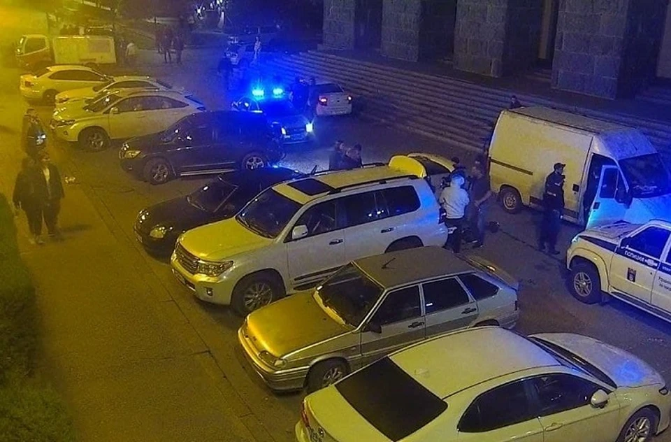 Полицейские Волгограда задержали 33-летнего ранее судимого мужчину, подозреваемого в стрельбе и поножовщине на улице Чуйкова.