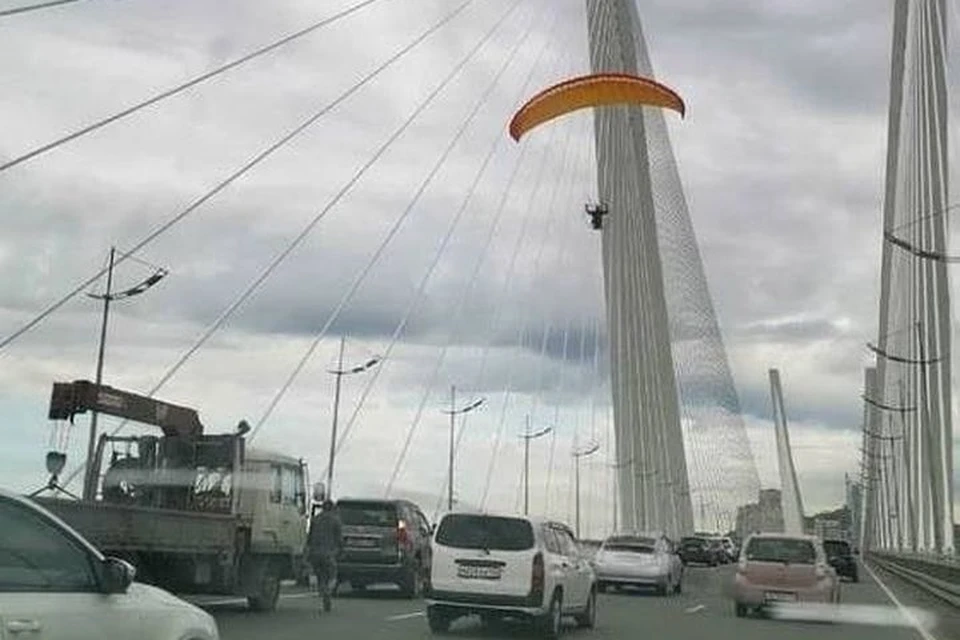 Полет над Золотым мостом сняли очевидцы. Фото:PrimaMedia.ru